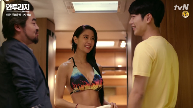 Trong bộ phim &#34;Entourage&#34;, Clara cũng có những cảnh quay khoe thân hình bốc lửa trong bộ bikini hai mảnh khi đóng vai khách mời.
