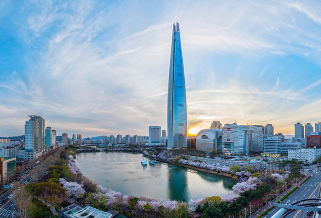 Hai người sống ở tòa tháp cao nhất Hàn Quốc, các căn nhà thượng lưu trong tòa tháp này diện tích dao động từ 139 mét vuông tới 842 mét vuông, có giá khởi điểm từ 4,2 tỷ won (hơn 81 tỷ đồng), hiện đã lên tới 34 tỷ won (663 tỷ đồng).
