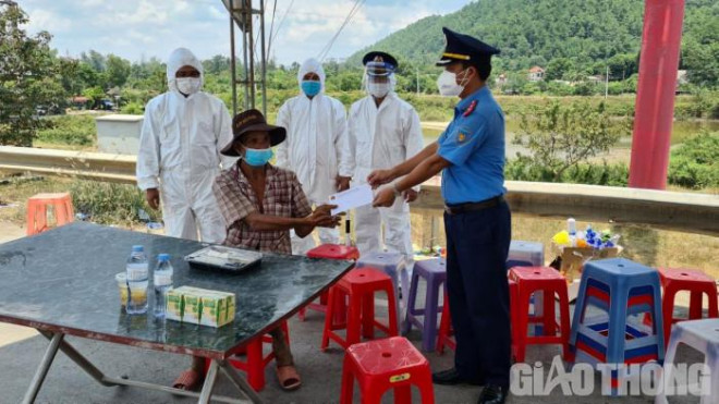 Lực lượng Thanh tra Sở GTVT Nghệ An đã nhường cơm trưa và tặng cho ông Lâm một ít tiền, sữa, nước uống để ông tiếp tục hành trình.