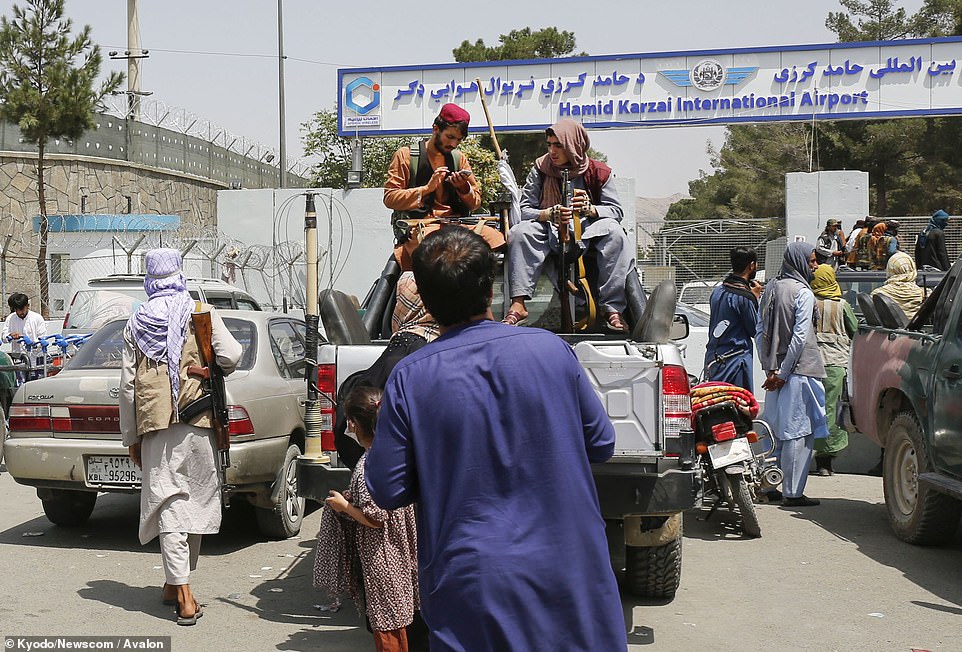 Các tay súng Taliban chốt chặn bên ngoài lối vào sân bay Kabul.