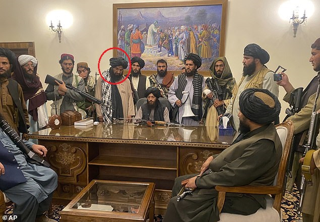 Zakir (khoanh đỏ), là người được Taliban chọn giữ chức Bộ trưởng Quốc phòng trong chính quyền mới.