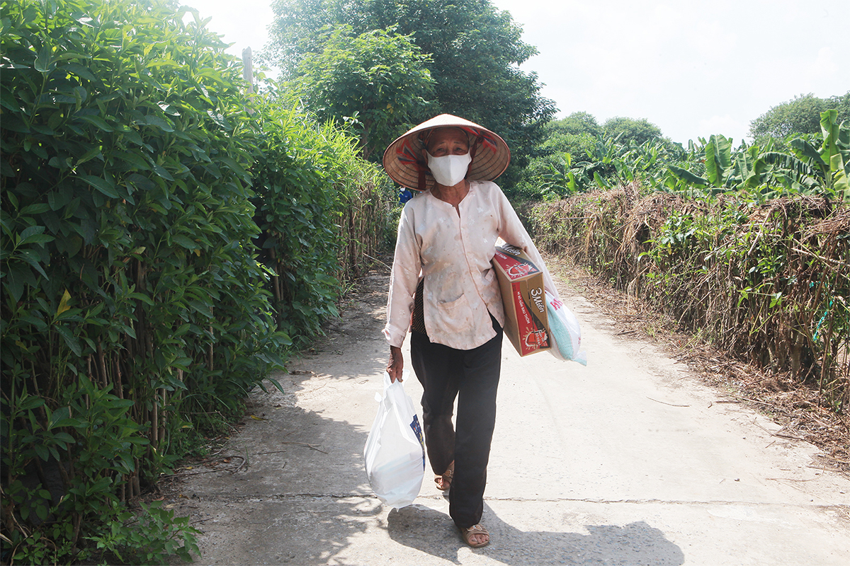 Bà Nguyễn Thị Thơm hạnh phúc khi nhận được phần quà thiết thực: “Tôi sống một mình, trước nhặt ve chai trong thành phố nay giãn cách phải ở nhà.&nbsp; Ở đây chúng tôi vẫn được phát phiếu đi chợ ba ngày một lần nhưng tôi chưa đi lần nào vì không có tiền mà đi chợ, hơn nữa ra ngoài dịch bệnh tôi sợ lắm”.