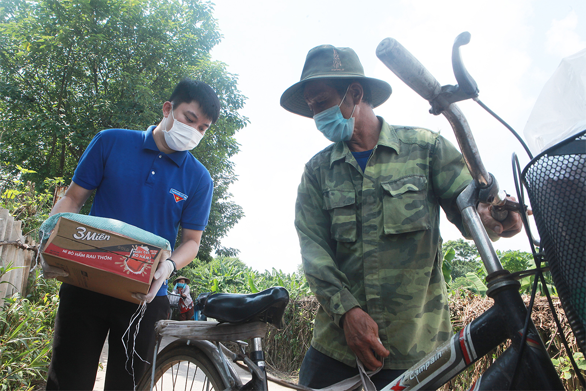 Một tình nguyện viên cho biết, việc mang gạo, mì xuống dưới chân cầu Long Biên rất vất vả. Hàng hóa sau khi được chở tới giữa cầu, các tình nguyện viên phải đứng vận chuyển lần lượt từng gói mì, bao gạo từ trên cầu xuống dưới, sau đó chở bằng xe máy vào nhà trưởng xóm cách chân cầu khoảng 1km.