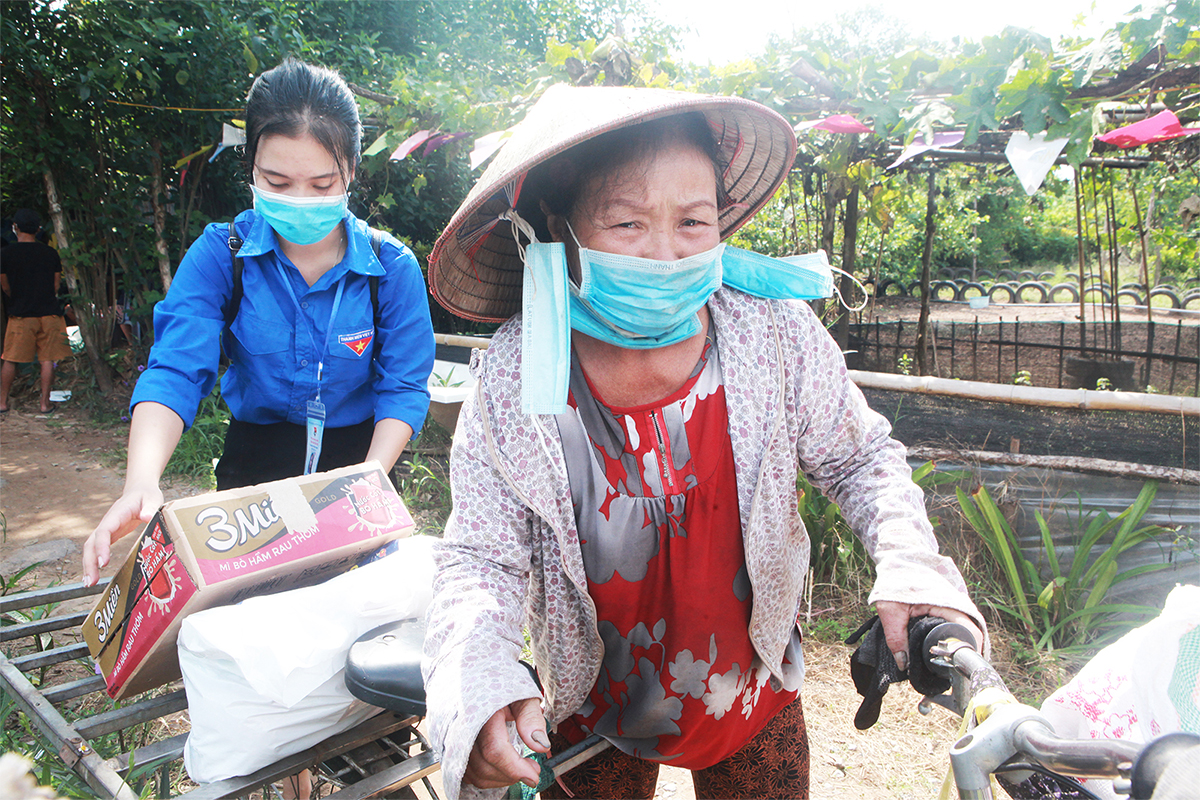 Bà Hoàng Hồng Hạnh (quê Yên Bái) đã sống ở xóm Phao gần 30 năm nay. Nhận được gạo, mì từ Siêu thị 0 đồng, không kìm nén được cảm xúc, bà rơm rớm nước mắt, nói cảm ơn tất cả vì món quà ý nghĩa.