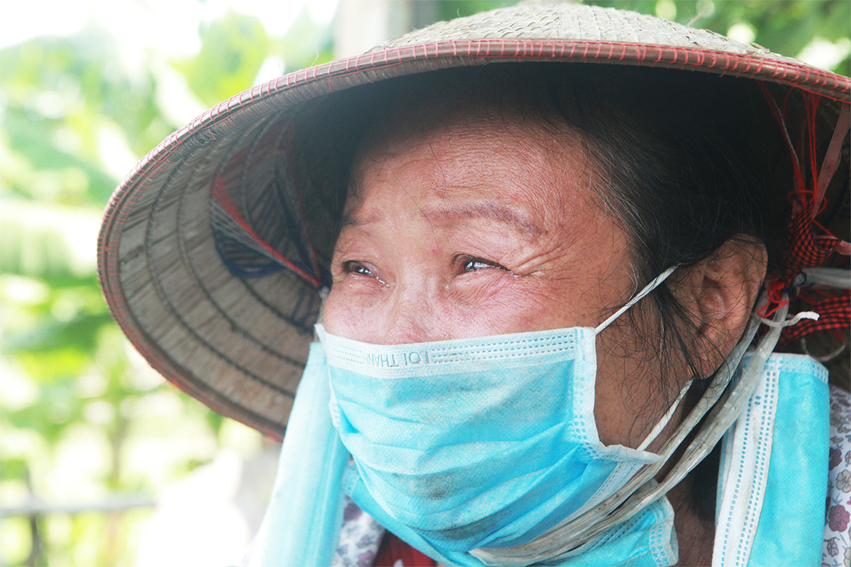 “Hai vợ chồng tôi gặp nhau ở xóm Phao đã gần 30 năm nay. Vợ chồng tôi không có con, thường ngày&nbsp; chúng tôi nhặt ve chai kiếm sống. Hà Nội giãn cách nhiều ngày khiến cuộc sống rất khó khăn. Chúng tôi già không làm được gì, cộng với bệnh tật không biết nhờ vào ai. Nay nhận được mì, gạo giúp sống qua đợt giãn cách, chúng tôi thấy rất ấm lòng vì tình cảm của mọi người dành cho dân nghèo. Xin cảm ơn các nhà hảo tâm, chính quyền và các bạn tình nguyện viên”, bà Hạnh vừa nói vừa khóc