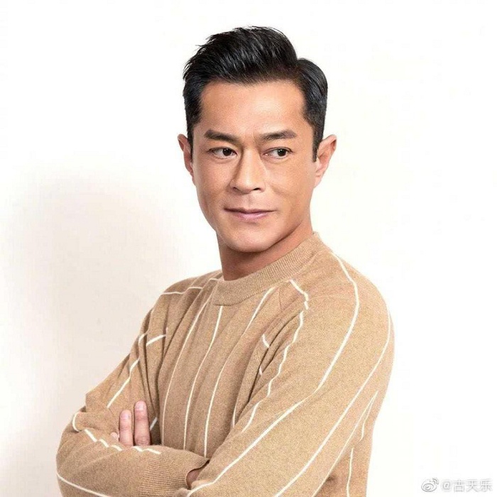 Từ một nam thần thư sinh với làn da trắng, Cổ Thiên Lạc đã nhuộm da sang màu nâu bóng khoẻ, phong trần.