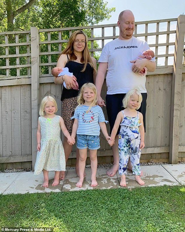 Cặp vợ chồng hạnh phúc với 5 đứa con (Trong ảnh: Nadine và Phil Robertson ôm Cody và Hazel, với Olivia, Isla và Ivy ở phía trước)