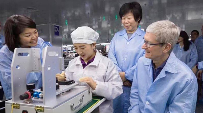 CEO Apple - Tim Cook tại một nhà máy sản xuất.