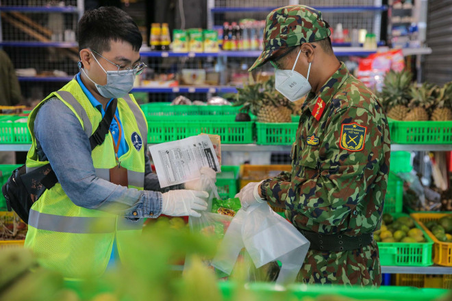 Tại phường Cầu Ông Lãnh, quận 1, TP HCM, ngoài các chiến sĩ được phân công nhiệm vụ tuần tra canh gác, nhiều người còn đi chợ cho các hộ dân.