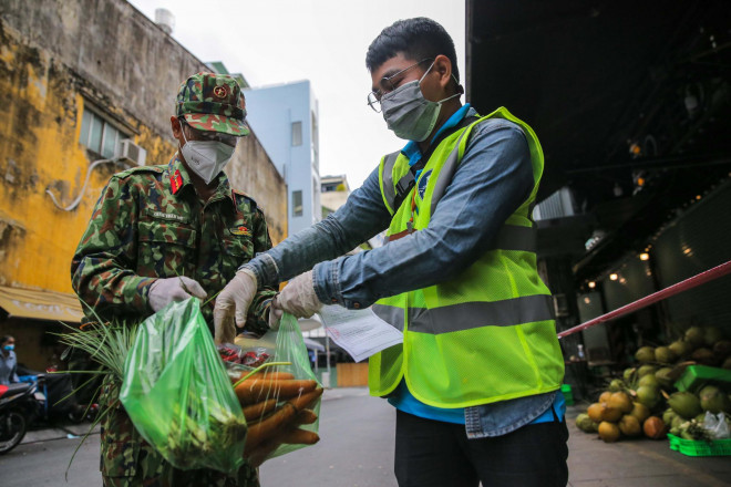 "Hôm nay đặt hàng là ngày mai có thể nhận được ngay sau khi chúng tôi đi chợ để đảm bảo được độ tươi ngon của thực phẩm. Đơn nào không đủ số lượng, chúng tôi sẽ gọi điện trực tiếp cho người dân. Đơn nào thiếu tiền, chúng tôi sẵn sàng ứng trước cho bà con" - anh Nguyễn Huỳnh Mạnh Khang, Phó Bí thư Đoàn phường Cầu Ông Lãnh, cho biết.