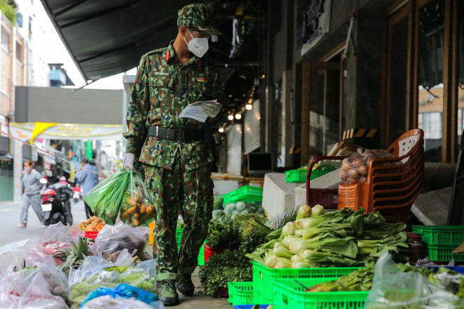 Mỗi ngày, phường Cầu Ông Lãnh có gần 200 đơn hàng mà người dân cần "đi chợ hộ" nên mua sắm rất lâu. Việc được bộ đội hỗ trợ đi siêu thị giúp bà con sớm nhận được hàng hóa hơn