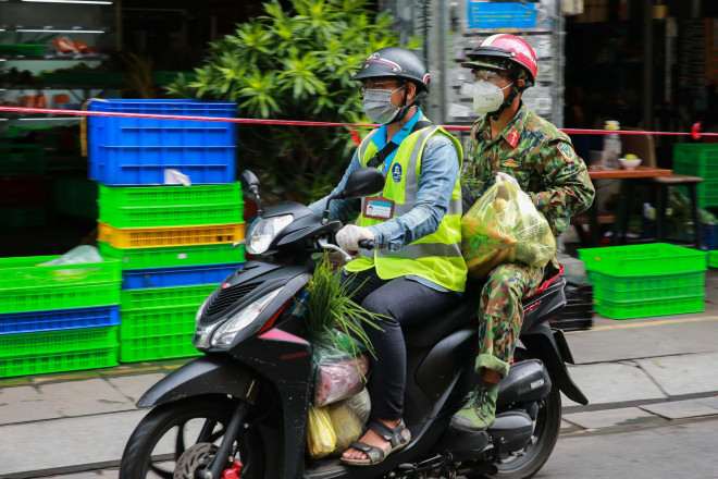 Dù có vất vả và một số bất cập ban đầu nhưng các tình nguyện viên và bộ đội luôn sẵn sàng hỗ trợ hết mình, giúp người dân đi chợ, đáp ứng yêu cầu của bà con