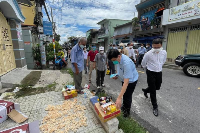 Bộ trưởng Nguyễn Thanh Long đi thị sát tại khu vực phường 5. Ảnh: PHƯƠNG ĐẠO