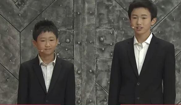 Hai anh em Chen Yurong (trái) và Chen Yuheng (phải) trong một lần giới thiệu về ứng dụng H3Y!