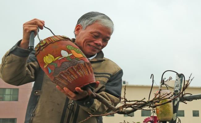 Nhiều người sẵn sàng trả ông cả chục triệu cho tới hàng trăm triệu đồng một cây, nhưng ông không bán vì muốn dành những tác phẩm này cho những người yêu cây cảnh chứ không vì mục đích thương mại.
