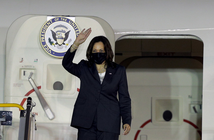 Phó Tổng thống Mỹ Kamala Harris vẫy chào từ trên chiếc chuyên cơ Không lực 2 khi bà đến sân bay quốc tế Nội Bài tối ngày 24-8 - Ảnh: Đại sứ quán Mỹ tại Việt Nam