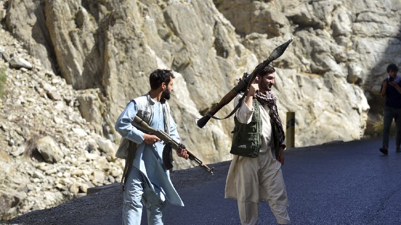 Các tay súng phe kháng chiến ở thành trì tại tỉnh Panjshir, phía bắc thủ đô Kabul, Afghanistan.