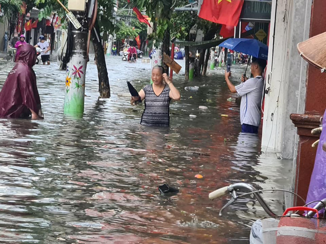 &nbsp;Sáng nay (26/8), nhiều người dân ở TP Hải Phòng bàng hoàng khi tỉnh dậy thấy phố phường chìm trong “biển nước”. Nhiều tuyến phố ngập sâu khiến việc đi lại của người dân gặp nhiều khó khăn.