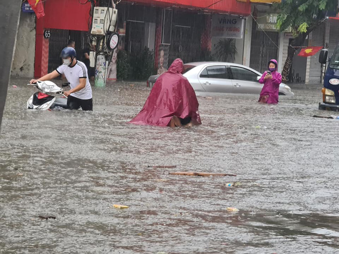 &nbsp;Cơn mưa lớn kéo dài từ đêm qua đến sáng nay với lượng mưa đo được khoảng 70-120mm/đợt và trút xuống dồn dập gây ngập sâu cho TP Hải Phòng.