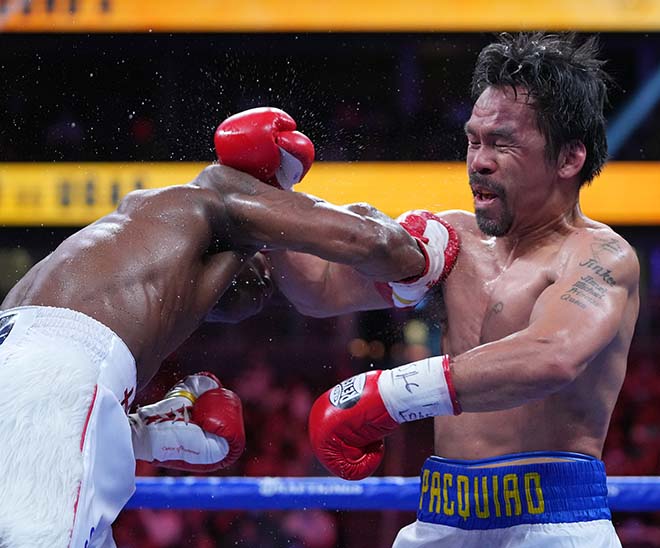 Pacquiao (phải) để thua Ugas và mất đai vô địch