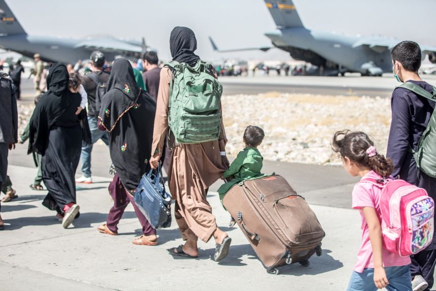 Hàng nghìn người dần chìm trong tuyệt vọng ở sân bay Kabul - 1