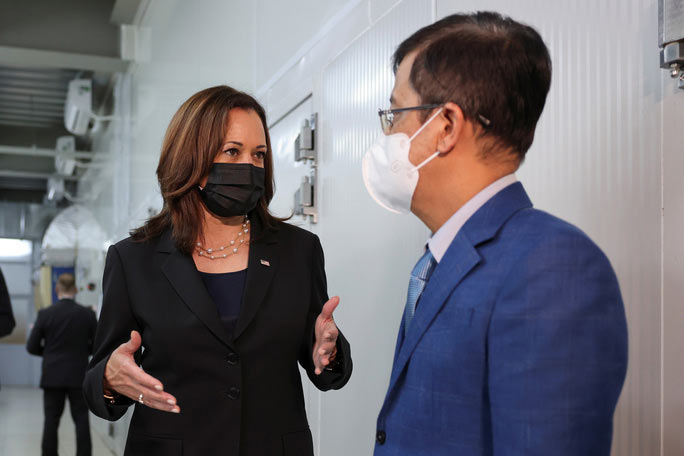 Phó Tổng thống Mỹ Kamala Harris trao đổi với lãnh đạo Viện Vệ sinh Dịch tễ Trung ương