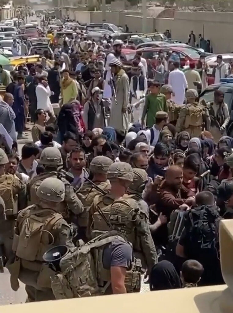 Lính Mỹ và các tay súng Taliban đứng rất gần nhau.