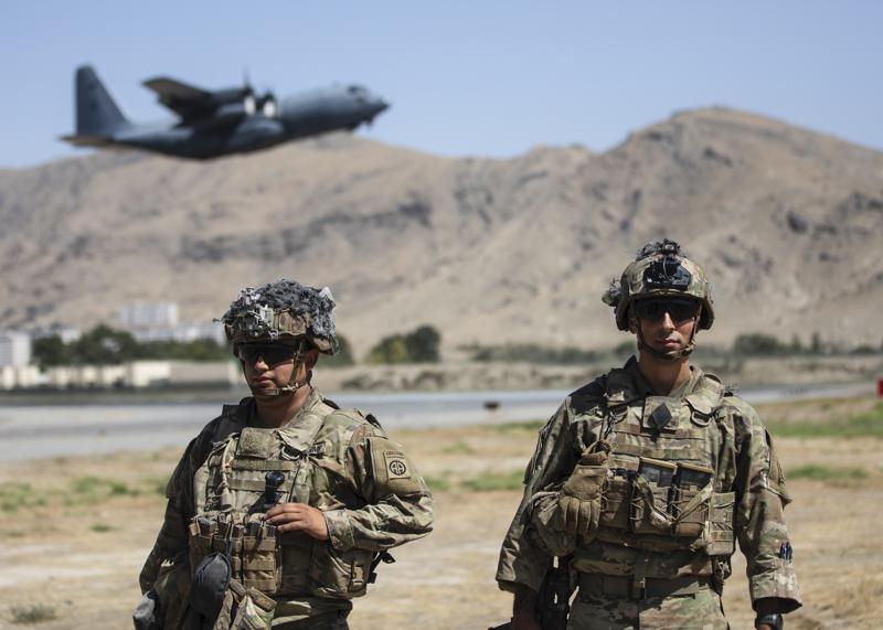 Binh sĩ và công dân Mỹ có nguy cơ bị ISIS-K tấn công ở sân bay quốc tế Kabul, Afghanistan. Ảnh minh họa: AP