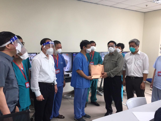 Thủ tướng Chính phủ Phạm Minh Chính tặng quà, động viên đội ngũ y- bác sĩ Bệnh viện Quốc tế Becamex sáng 27-8