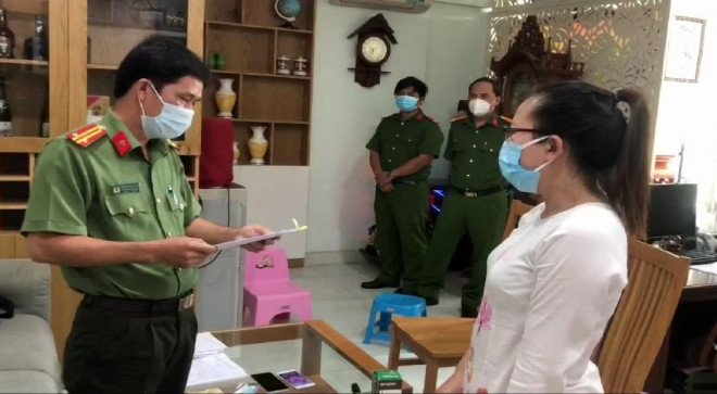 Cơ quan CSĐT đọc quyết định khởi tố bị can và lệnh bắt tạm giam đối với Trần Thị Thảo Trang