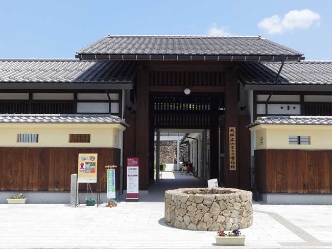 Bảo tàng thị trấn Hida Takayama được xây dựng vào năm 1875, lưu trữ khoảng 75.000 tài liệu các loại về vùng Hida. Có 900 bộ sưu tập được trưng bày trong 14 căn phòng khác nhau.
