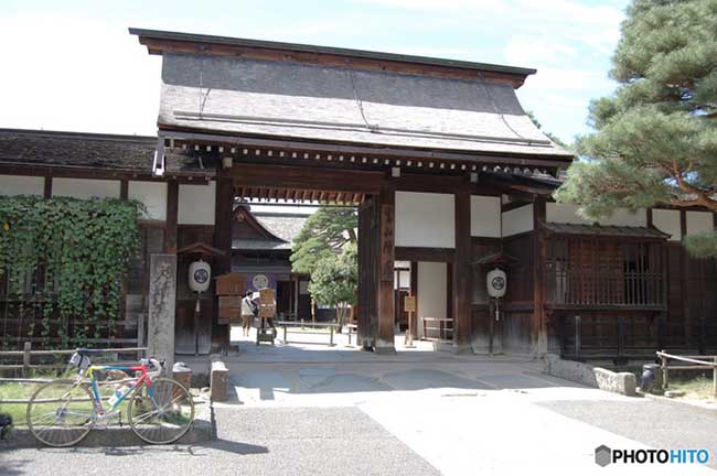 Takayama Jinya vốn là một dinh thự thuộc sở hữu của Kanamori – lãnh chúa ở Takayama. Nó từng được sử dụng để làm một daikansho – nơi làm việc có liên quan tới chính trị của các lãnh chúa phong kiến vào thời Edo. Đây cũng là nơi duy nhất còn tồn tại ở Nhật Bản vào thời Edo nên được chỉ định làm di tích lịch sử quốc gia.
