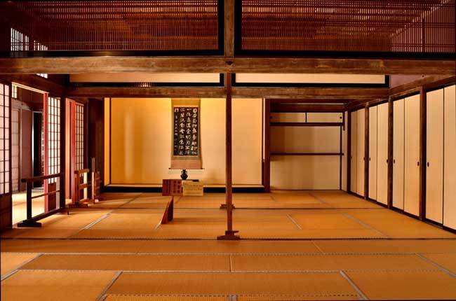 Takayama Jinya có kiến trúc rất đẹp mắt, những căn phòng với chiếu tatami trang nhã đậm nét truyền thống Nhật Bản.

