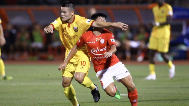 Phạm Tuấn Hải (áo vàng) khi thi đấu tại V-League 2021
