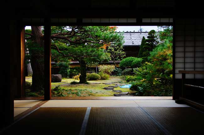 Khu vườn nhìn ở đây được chăm sóc rất tỉ mỉ, khôi phục lại gần như giống với hình dáng ban đầu của thời kỳ Edo.
