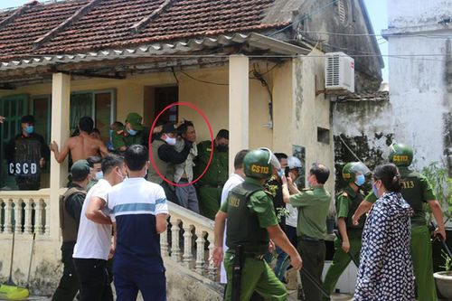 Trần Văn Hựu bị lực lượng công an khống chế khi đang đe doạ sát hại con gái.