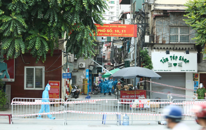 Hiện tại, theo đánh gia của các chuyên gia, ổ dịch Covid-19 phường Thanh Xuân Trung đang là điểm "nóng" của Hà Nội