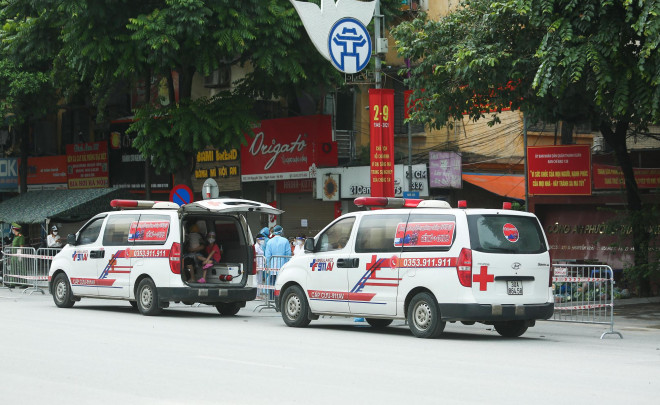 Hai xe chuyên dụng có mặt tại điểm phong toả