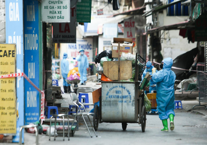 Những công nhân vệ sinh khi vào trong này cũng phải thực hiện mặc đồ bảo hộ