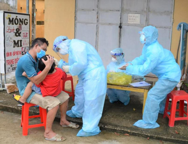 CDC tỉnh Thanh Hóa lấy mẫu xét nghiệm Covid-19 tại thị trấn Nông Cống