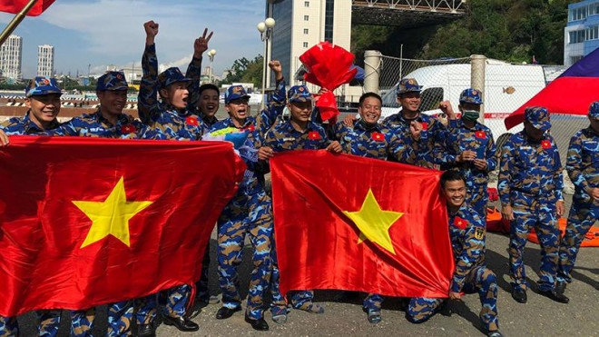 Niềm vui của các thành viên Đội tuyển HQND Việt Nam sau khi đạt thành tích xuất sắc tại Army Games 2021. Ảnh: HẢI ÂU/QUÂN ĐỘI NHÂN DÂN