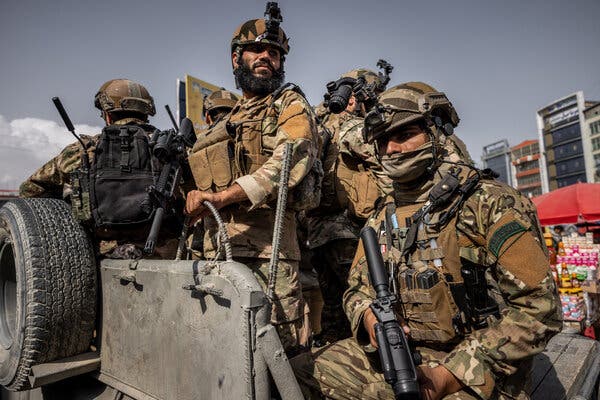 Các tay súng Taliban ở thủ đô Kabul hôm 20/8. Ảnh: NY Times