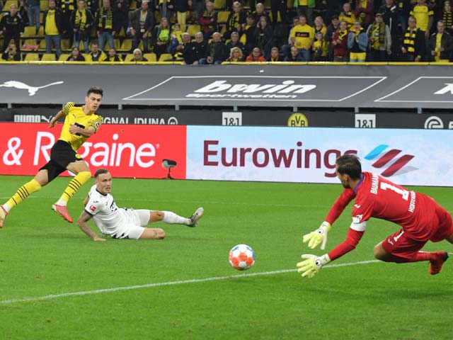 Dortmund liên tục vươn lên dẫn trước