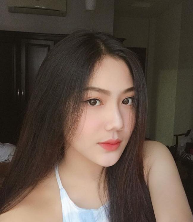 Ở tuổi 19, Triệu Vy nở rộ với nhan sắc quyến rũ hơn và trở thành hot girl thu hút lượng người theo dõi lớn.
