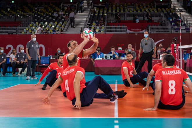 Cầu thủ bóng chuyền cao nhất hành tinh đang chơi tốt ở Paralympic