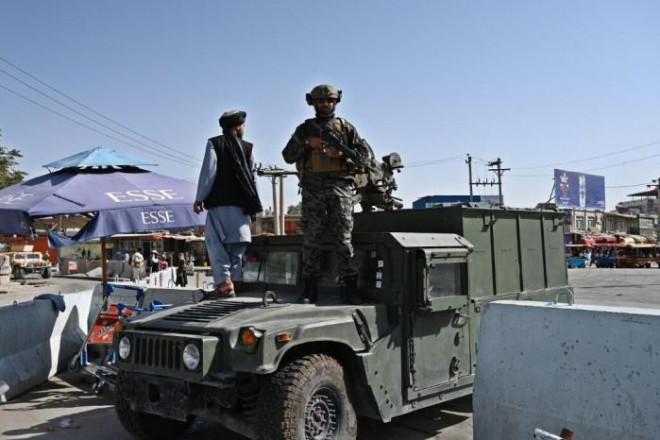 Quân Taliban đứng gác tại cửa chính dẫn vào trong sân bay Kabul
