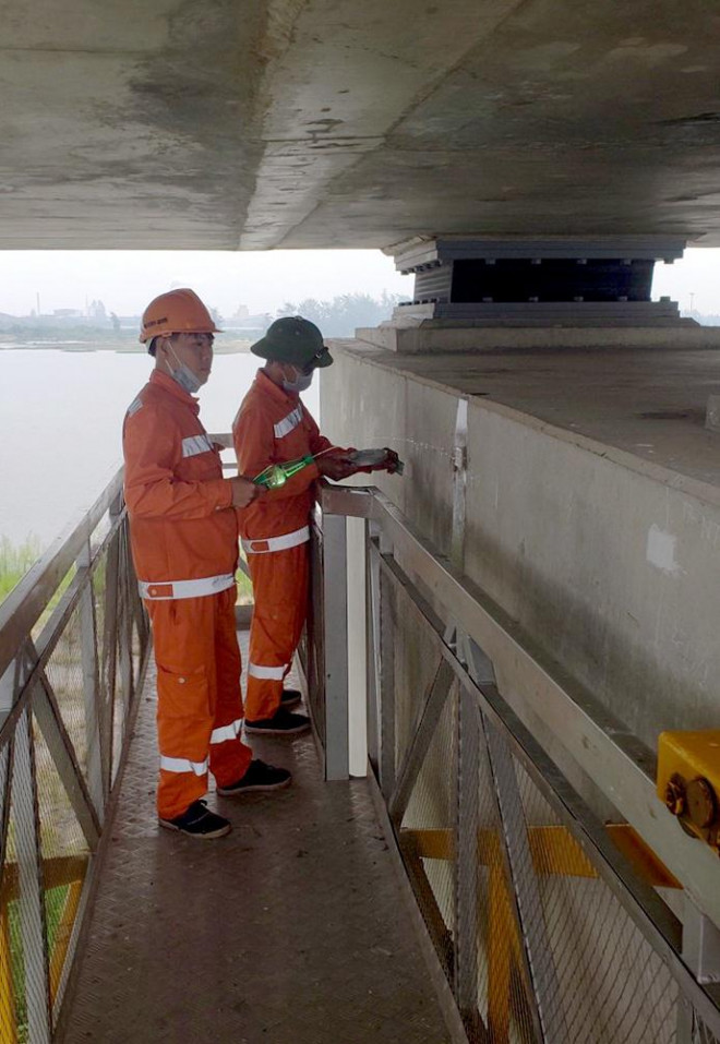 Cán bộ kỹ thuật, công nhân kiểm tra kết cấu mố trụ cầu và bên ngoài hộp dầm