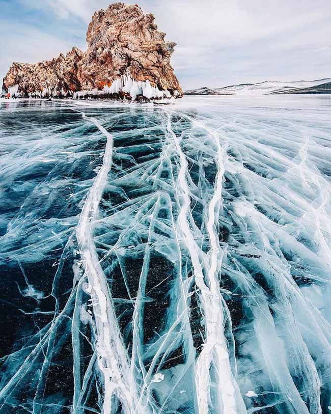 1. Hồ Baikal, Siberia, Nga là hồ nước ngọt có trữ lượng lớn nhất thế giới, chiếm 22 – 23% tổng lượng nước ngọt trên toàn cầu. Đây là một kỳ quan thiên nhiên có vẻ đẹp hiếm thấy trên thế giới.
