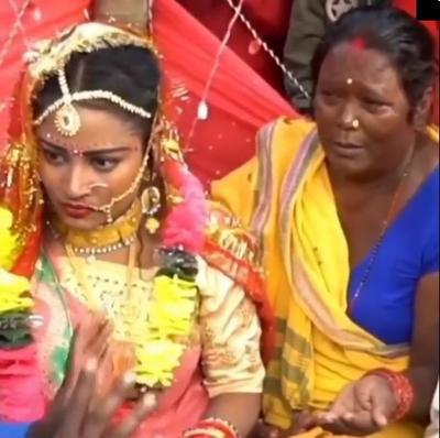 Nhìn đã thấy là cô dâu không hài lòng. Ảnh: Niranjan Mahapatra.