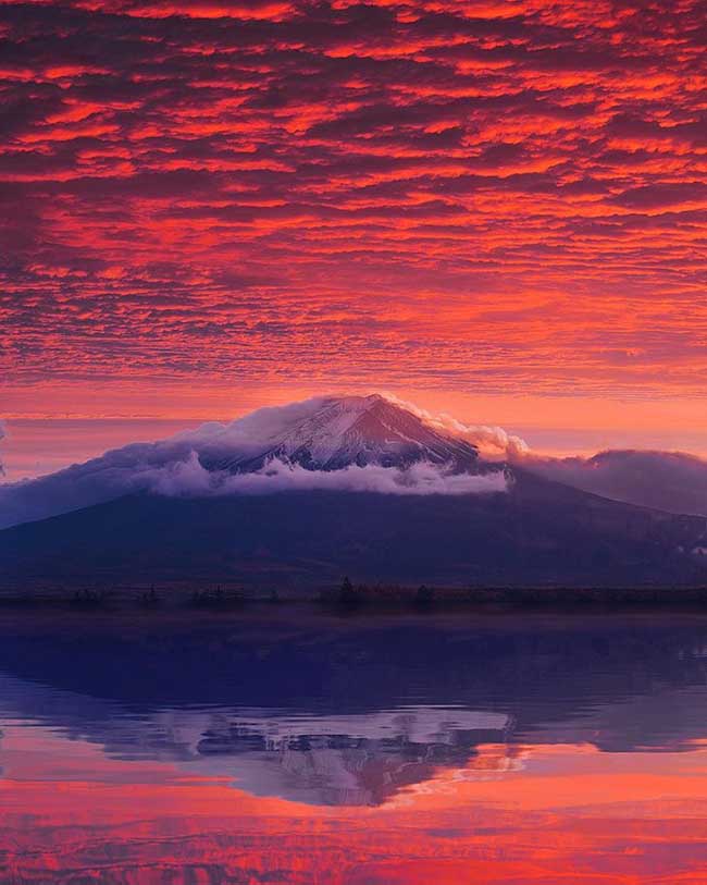 4. Hồ Kawaguchiko, Fuji, Nhật Bản nằm gần núi Phú Sĩ, là một nơi tuyệt đẹp để ngắm lá đỏ vào mùa thu.
